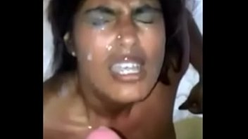 Сисястая латино-американка мастурбирует манду с помощью алого хуезаменителя на кроватке