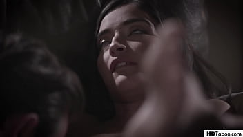 Мед работница помогает лесбийской паре на кушетке мутить отличный секс втроем